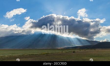 Suggestivo paesaggio montano nei pressi del borgo di Castelluccio nel Parco Nazionale del Monte Sibillini, Umbria, Italia Foto Stock