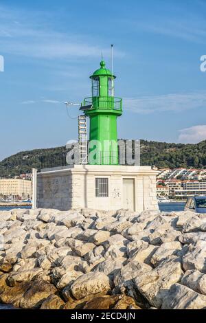 Spalato, Croazia - 15 agosto 2020: Faro verde al porto vecchio in prima mattina Foto Stock