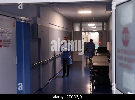 Sofia, Bulgaria - UN'infermiera in maschera protettiva sta camminando attraverso un corridoio nell'ospedale Pirogov Foto Stock