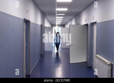 Sofia, Bulgaria - UN'infermiera in maschera protettiva sta camminando attraverso un corridoio nell'ospedale Pirogov Foto Stock