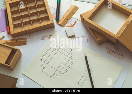 Desktop di progettazione. Disegni di schizzi di pacchetti. Foto Stock