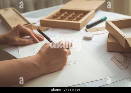 Desktop di progettazione. Disegni di schizzi di pacchetti. Foto Stock