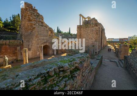 I visitatori camminano per il peristile del teatro romano di Merida. Uno dei siti archeologici più grandi e estesi d'Europa. Accesso ovest. Extremadura, Foto Stock