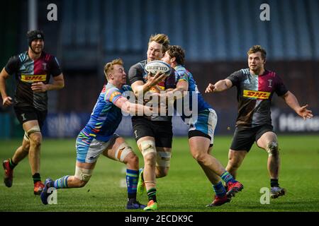 LONDRA, REGNO UNITO. 13 febbraio 2021. Alex Dombrandt di Harlequins (centro) è affrontato durante Gallagher Premiership Rugby Match Round 9 tra Harlequins vs Leicester Tigers a Twickenham Stoop Sabato, 13 Febbraio 2021. LONDRA, INGHILTERRA. Credit: Taka G Wu/Alamy Live News Foto Stock