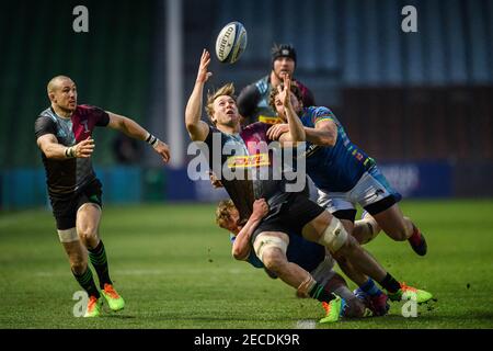 LONDRA, REGNO UNITO. 13 febbraio 2021. Alex Dombrandt di Harlequins (centro) è affrontato durante Gallagher Premiership Rugby Match Round 9 tra Harlequins vs Leicester Tigers a Twickenham Stoop Sabato, 13 Febbraio 2021. LONDRA, INGHILTERRA. Credit: Taka G Wu/Alamy Live News Foto Stock