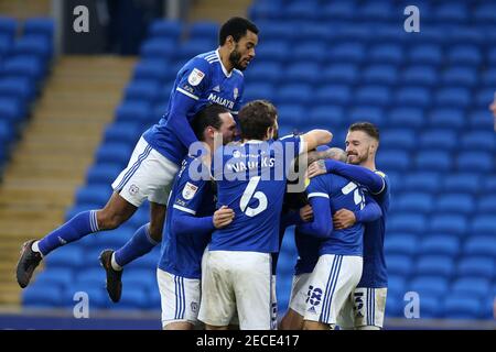 Cardiff, Regno Unito. 13 Feb 2021. Josh Murphy della città di Cardiff (nascosto) è molbato dai suoi compagni di squadra come si celebrano dopo che ha ottenuto i suoi 3 ° goal squadre. EFL Skybet Championship, Cardiff City contro Coventry City al Cardiff City Stadium di Cardiff, Galles, sabato 13 febbraio 2021. Questa immagine può essere utilizzata solo per scopi editoriali. Solo per uso editoriale, è richiesta una licenza per uso commerciale. Nessun utilizzo nelle scommesse, nei giochi o nelle pubblicazioni di un singolo club/campionato/giocatore. pic di Andrew Orchard/Andrew Orchard sports photography/Alamy Live news Credit: Andrew Orchard sports photography/Alamy Live News Foto Stock