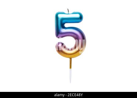 Numero 5 felice festa di compleanno candela isolato su bianco. Foto Stock
