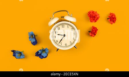 Concetto creativo di primavera e sfondo con fiori decorativi e sveglia, foto banner Foto Stock