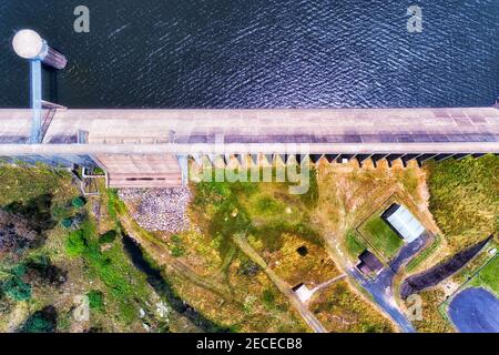 Cemento idro diga che chiude il fiume di pesce e formando il lago oberon nella città di Oberon Australian Central tablelands - vista aerea dall'alto verso il basso. Foto Stock