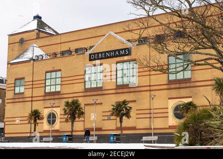 Debenhams grande magazzino a Southend on Sea, Essex, Regno Unito, con neve da Storm Darcy. Chiuso. Palme Foto Stock