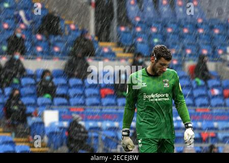 Cardiff, Regno Unito. 13 Feb 2021. Marko MAROSI, il portiere della città di Coventry guarda durante la caduta della neve. EFL Skybet Championship, Cardiff City contro Coventry City al Cardiff City Stadium di Cardiff, Galles, sabato 13 febbraio 2021. Questa immagine può essere utilizzata solo per scopi editoriali. Solo per uso editoriale, è richiesta una licenza per uso commerciale. Nessun utilizzo nelle scommesse, nei giochi o nelle pubblicazioni di un singolo club/campionato/giocatore. pic di Andrew Orchard/Andrew Orchard sports photography/Alamy Live news Credit: Andrew Orchard sports photography/Alamy Live News Foto Stock