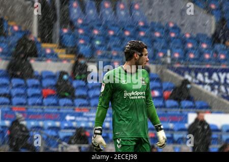 Cardiff, Regno Unito. 13 Feb 2021. Marko MAROSI, il portiere della città di Coventry guarda durante la caduta della neve. EFL Skybet Championship, Cardiff City contro Coventry City al Cardiff City Stadium di Cardiff, Galles, sabato 13 febbraio 2021. Questa immagine può essere utilizzata solo per scopi editoriali. Solo per uso editoriale, è richiesta una licenza per uso commerciale. Nessun utilizzo nelle scommesse, nei giochi o nelle pubblicazioni di un singolo club/campionato/giocatore. pic di Andrew Orchard/Andrew Orchard sports photography/Alamy Live news Credit: Andrew Orchard sports photography/Alamy Live News Foto Stock