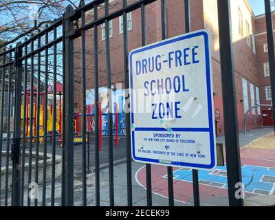 Cartello Drug-Free School zone sulla recinzione al di fuori di una scuola pubblica nel quartiere di Ditmas Park a Brooklyn, New York. Foto Stock