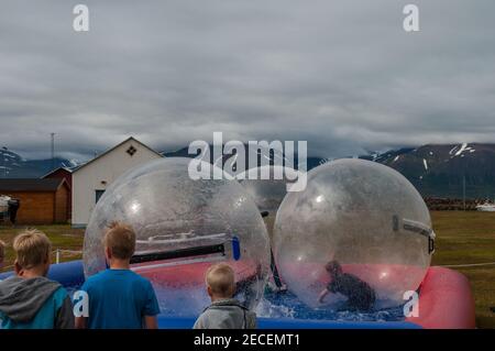 Hrisey Islanda - 9 luglio. 2016: Bambini che si divertono in palle gonfiabili durante un festival Foto Stock