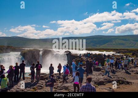 Godafoss Islanda - Luglio 18. 2016: Turisti che guardano e scattano foto alla cascata Godafoss in Islanda Foto Stock