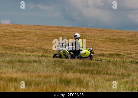 Vordingborg Danimarca - Giugno 26. 2016: Poliziotto danese per motociclette che corre nel paesaggio naturale della campagna Foto Stock