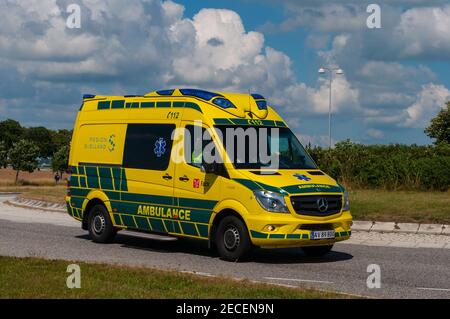 Vordingborg Danimarca - Giugno 26. 2016: Danese Falck Ambulance guida sulla strada in una soleggiata giornata estiva Foto Stock