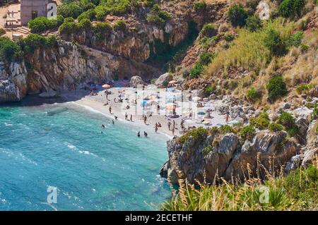 La spiaggia paradiso in Italia: Acqua turchese trasparente perfetta, ciottoli bianchi circondati dal verde. 'Cala Tonnarella dell'Uzzo' è certamente la m Foto Stock