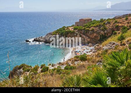 La spiaggia paradiso in Italia: Acqua turchese trasparente perfetta, ciottoli bianchi circondati dal verde. 'Cala Tonnarella dell'Uzzo' è certamente la m Foto Stock