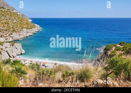 La spiaggia paradiso in Italia: Acqua turchese trasparente perfetta, ciottoli bianchi circondati dal verde. 'Cala Tonnarella dell'Uzzo' è certamente la m Foto Stock