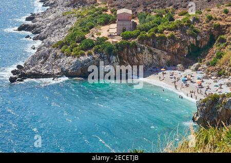 La spiaggia paradiso in Italia: Acqua turchese trasparente perfetta, ciottoli bianchi circondati dal verde. 'Cala Tonnarella dell'Uzzo' è certamente la m Foto Stock