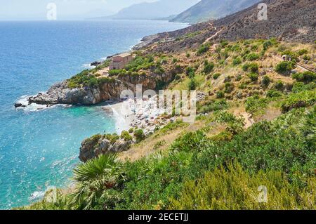 La spiaggia paradiso in Italia: Acqua turchese trasparente perfetta, ciottoli bianchi circondati dal verde. 'Cala Tonnarella dell'Uzzo' è certamente la m Foto Stock