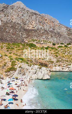 La spiaggia paradiso in Italia: Acqua turchese trasparente perfetta, ciottoli bianchi circondati dal verde. 'Cala Tonnarella dell'Uzzo' è certamente la m Foto Stock