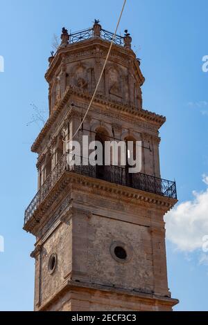 La torre è decorata con un motivo intagliato e ha balcone con recinzione in ferro battuto Foto Stock