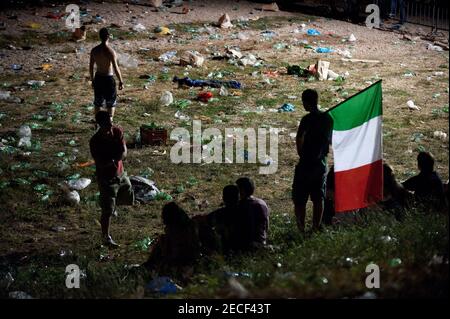 Roma (Italia), 01/07/2012: I tifosi giocano a calcio nel Circo massimo dopo la sconfitta della nazionale italiana contro la Spagna nella finale della f europea Foto Stock