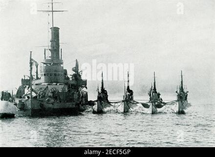 Questa foto della prima guerra mondiale mostra i sottomarini americani con la loro nave madre. Phot è di Robert Enrique Muller, a volte accreditato come Enrique Muller, Jr. E come E. Muller, è stato un fotografo ufficiale per la Marina degli Stati Uniti, e un autore. Ha scattato foto di navi militari in azione. Foto Stock