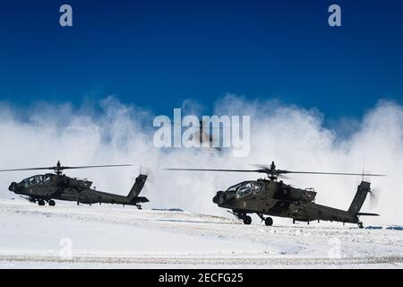 San Clemente, Stati Uniti. 01 Nov 2019. Un esercito degli Stati Uniti AH-64 Apache attacco elicotteri con la 101esima Brigata dell'aviazione di combattimento scende attraverso un pennacchio di neve dopo essere arrivato a Hohenfels Training Area per risolvere combinato il XV febbraio 12, 2021 a Hohenfels, Germania. Credit: Planetpix/Alamy Live News Foto Stock