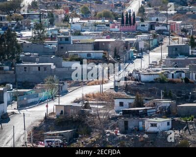 Juarez, Mexcio - 23 gennaio 2011: Vista delle case e delle strade secondarie aggraziate nella estesa Ciudad Juarez, Chihuahua, Messico. Foto Stock