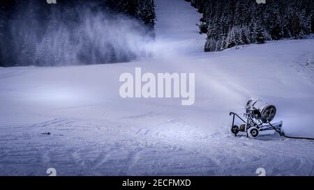 Una macchina da neve sulle piste da sci di Sun Peaks nelle Shuswap Highlands della British Columbia, Canada Foto Stock