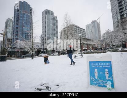 Vancouver, Canada. 13 Feb 2021. Una donna scatta foto in un parco innevato nel centro di Vancouver, British Columbia, Canada, il 13 febbraio 2021. Credit: Liang Sen/Xinhua/Alamy Live News Foto Stock
