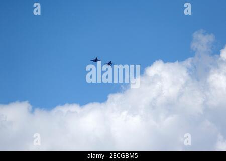 Aereo da combattimento in volo, aereo militare, aereo dell'esercito che vola in cielo nuvoloso, combattenti militari, Foto Stock