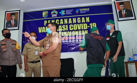 Covid di massa 19 attività di vaccinazione effettuate dal governo, Pekalongan, Indonesia, 25 gennaio 2021 Foto Stock