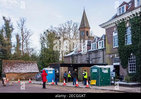 Batchwood Hall St. Albans Hertfordshire, un tempo un nightclub ora un NHS Covid vaccination Center le persone che entrano per ricevere la loro vaccinazione Foto Stock