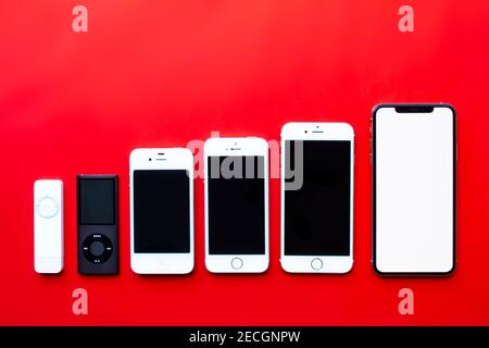 Calgary, Alberta, Canada. Feb 13, 2021. Diversi lettori musicali portatili Apple iPod per iPhone Foto Stock