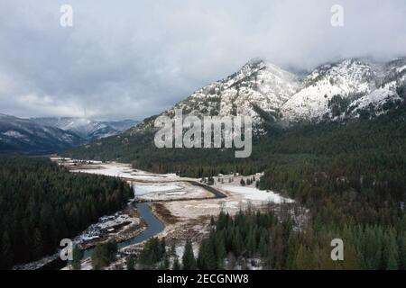 Vista aerea del fiume Bull e Cabinet Mountains in inverno. Bull River Valley, Montana nord-occidentale. (Foto di Randy Beacham) Foto Stock