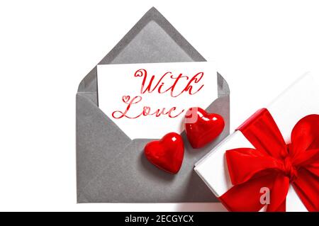 San Valentino card e confezione regalo con decorazioni rosse Foto Stock