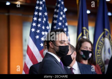 Il rappresentante degli Stati Uniti Joaquin Castro (democratico del Texas) ascolta mentre il presidente della Camera dei rappresentanti degli Stati Uniti Nancy Pelosi (democratico della California) offre osservazioni durante una conferenza stampa al Campidoglio degli Stati Uniti, Dopo che il Senato degli Stati Uniti ha votato 57-43 per assolvere l'ex presidente Donald J. Trump con un'accusa di impeachment di incitare l'attacco al Campidoglio degli Stati Uniti, a Washington, DC, sabato 13 febbraio 2021. Credit: Rod Lamkey/CNP | utilizzo in tutto il mondo Foto Stock