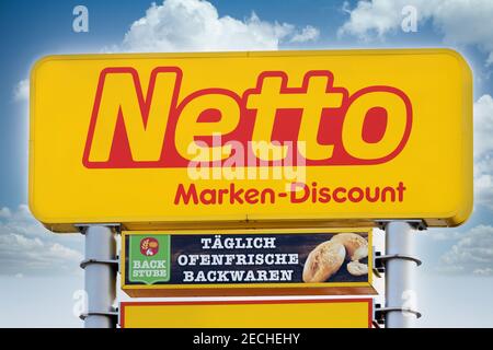 MARBURG, GERMANIA - 13 FEBBRAIO 2021: NETTO Logo - netto è una catena tedesca di supermercati di proprietà di Edeka Group Foto Stock