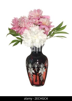 Bel bouquet di peonie bianche e rosse in vaso di vetro. Isolato su sfondo bianco. Foto Stock