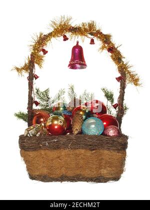 Cesto decorativo con giocattoli di Capodanno, rami di abete e coni isolati su sfondo bianco. Foto Stock