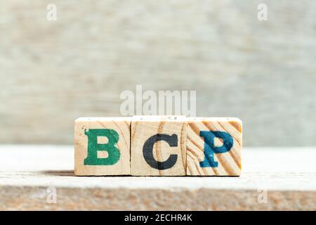 Blocco di lettere alfabetiche in parola BCP (abbreviazione business continuity plan) su sfondo di legno Foto Stock