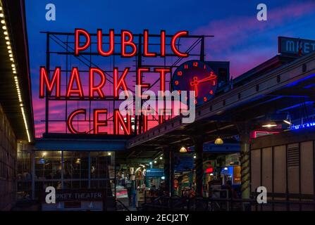 Tramonto al Pike Place Market di Seattle, Washington Foto Stock