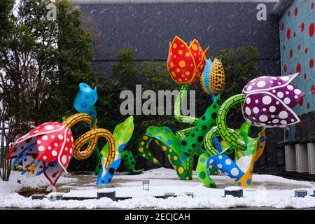 Polka dot flowers scultura di Yayoi Kusama, presso il museo della città con il suo lavoro a Matsumoto durante una tempesta di neve Foto Stock