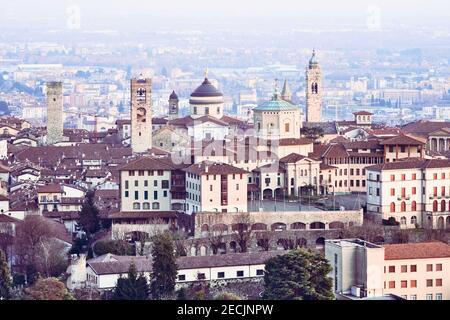 Veduta aerea della Città alta, Alto comune di Bergamo, Italia. Vista sul drone della città vecchia. Paesaggio al centro della città Foto Stock
