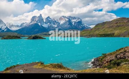 Panorama del lago Pehoe con Cuernos del Paine Peaks, Parco Nazionale Torres del Paine, Patagonia, Cile.