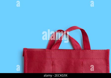 Borsa in cotone rosso su sfondo pieno con spazio per la copia Foto Stock